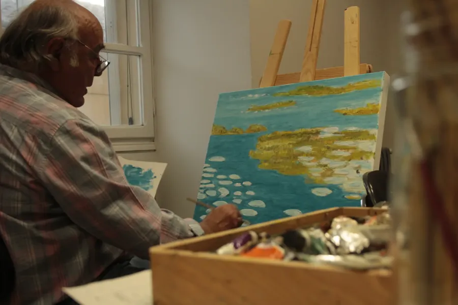 Pedro Luis Sánchez Pinacho pintando en su estudio